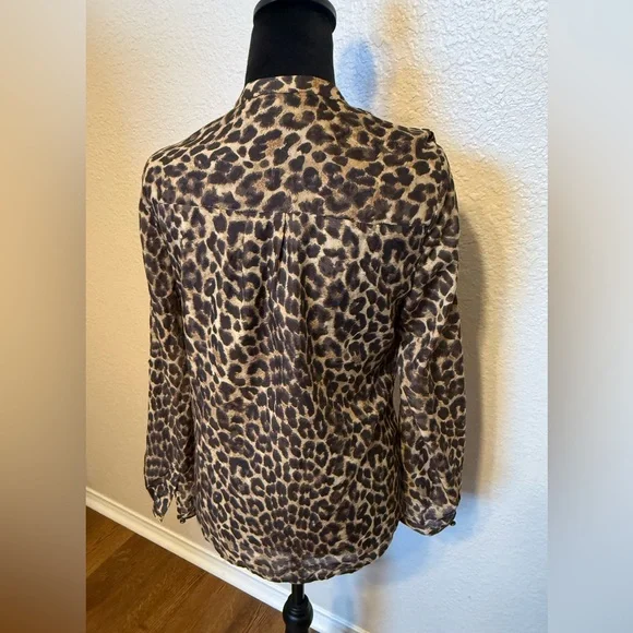 Ann Taylor Animal Print Blouse Roll Tab Sleeve Button Up Shirt Top Size 10P - Picture 3 of 11
